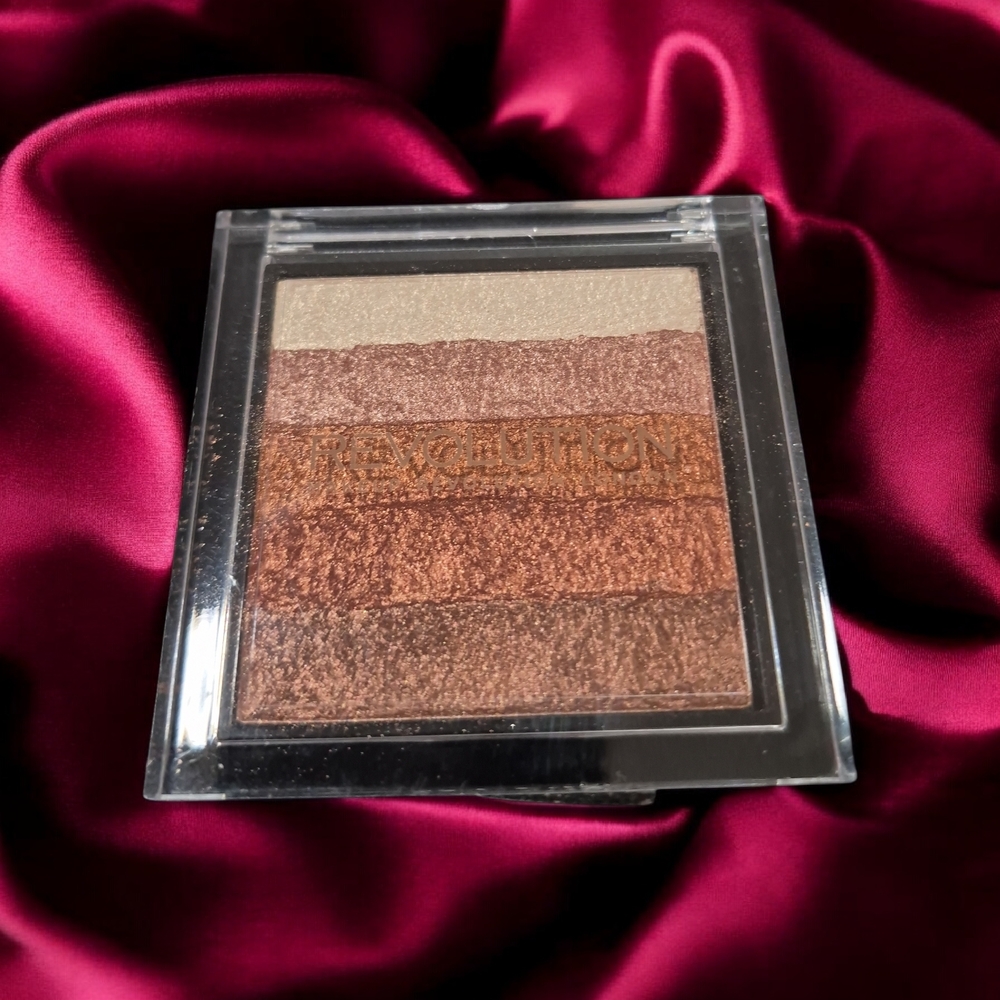 Makeup Revolution Bronzed Shimmer Highlighting Powder Palette